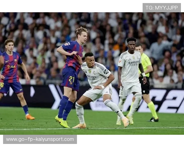 巴萨中前场连续渗透，佩德里直塞穿透三人防守